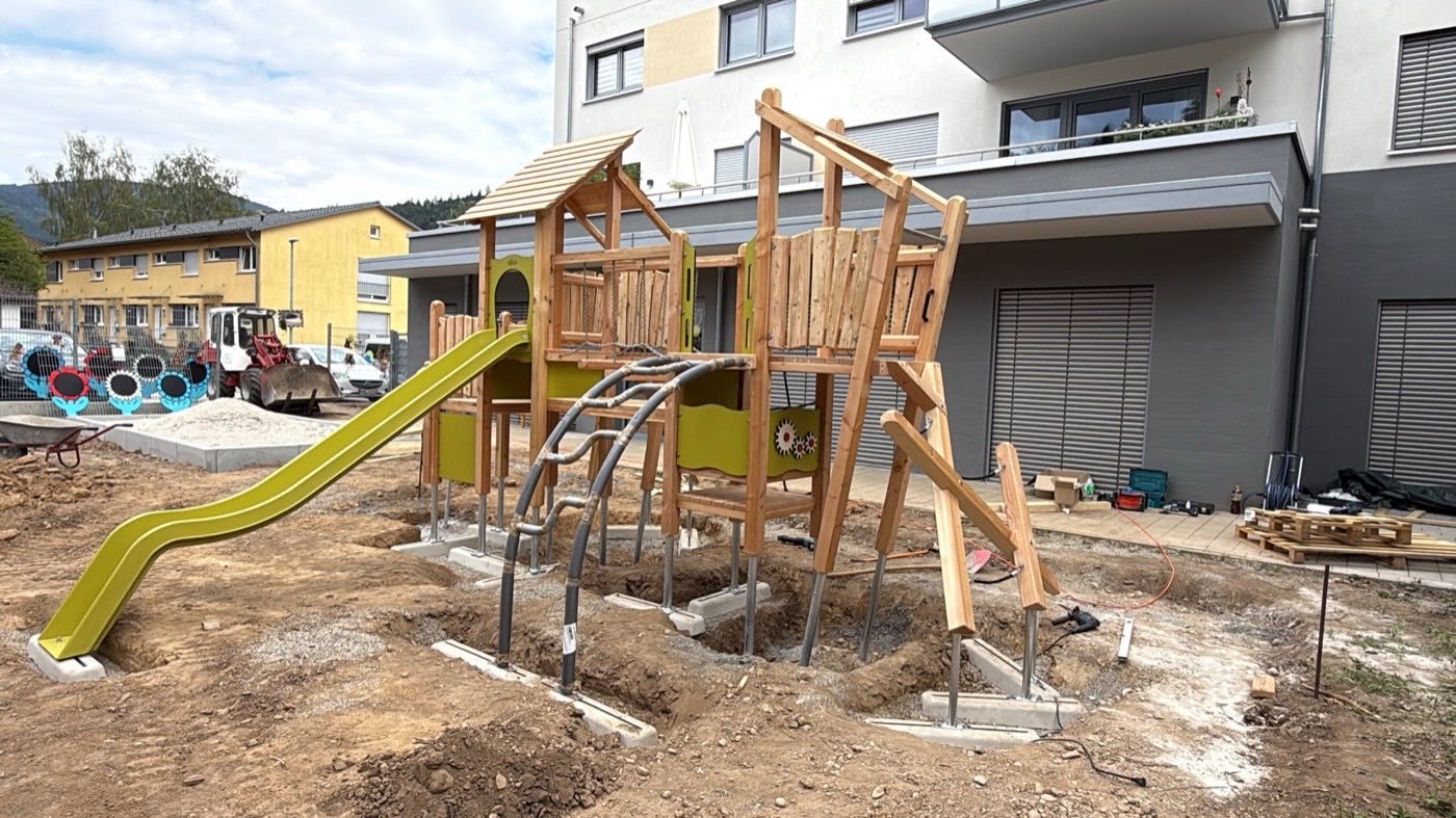 Von Wölfle montierte Spielplatz-Klettergerüst mit Rutsche bei einer Kita in Elzach